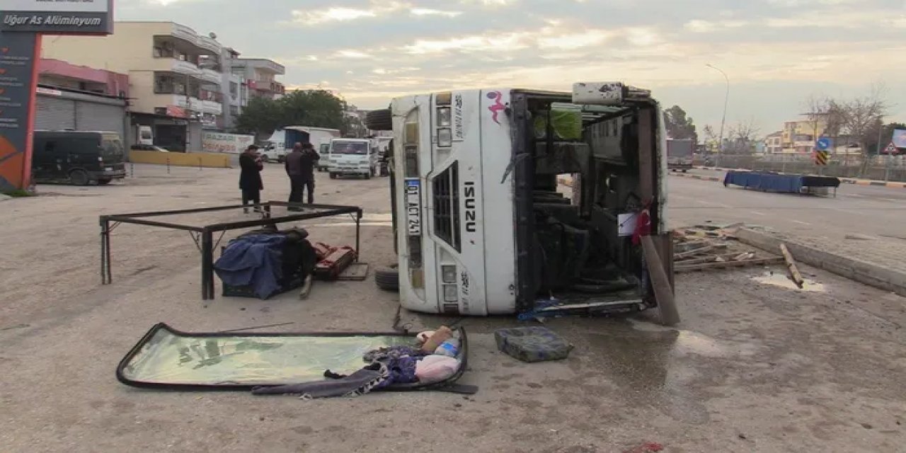 Tarım İşçilerini Taşıyan Midibüs Kaza Yaptı: 15 Yaralı