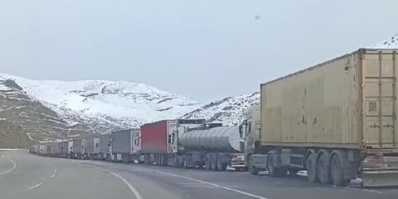 İran'dan kaynaklı sorun nedeniyle Hakkari'de tır kuyruğu oluştu