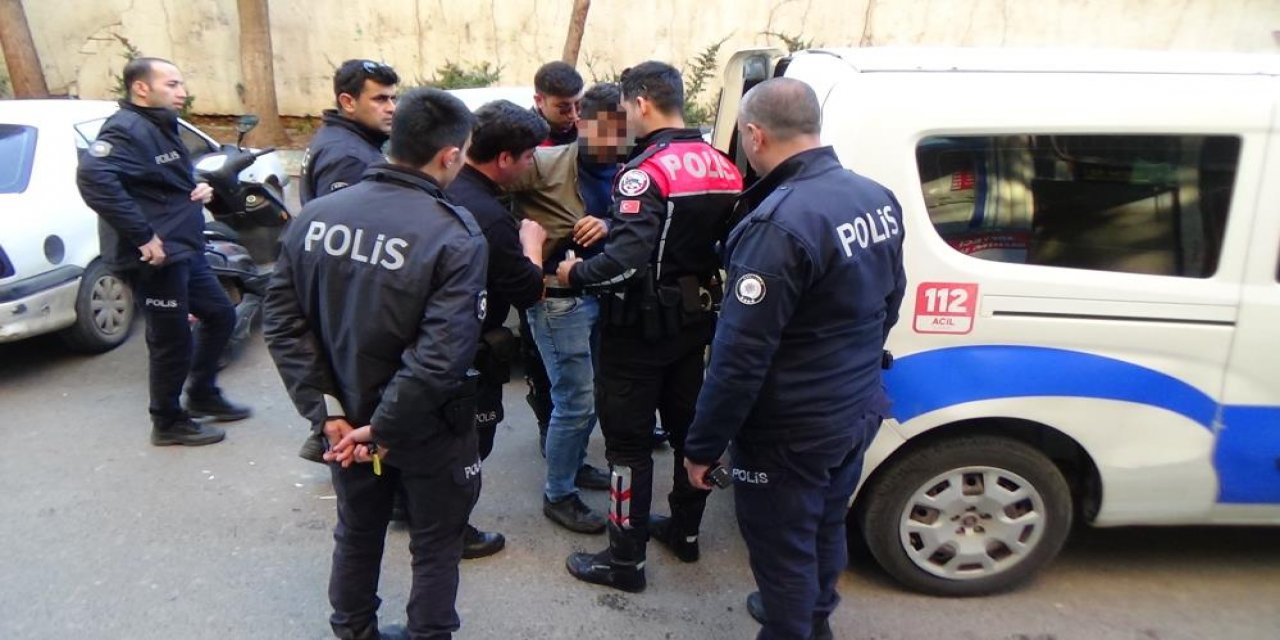 Polis karakolu önünde çıkan bıçaklı kavgada 2 kişi yaralandı