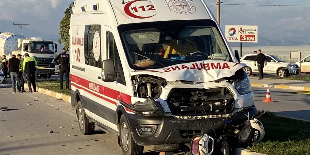 Ambulansın çarptığı motosikletin sürücüsü hayatını kaybetti