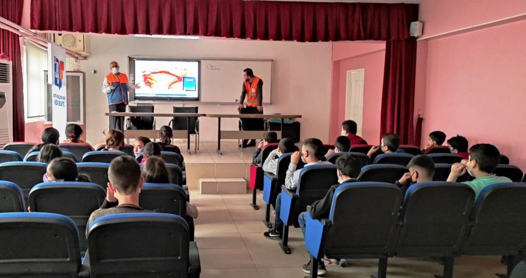 Cizre'de öğrencilere "Temel Afet Bilinci" eğitimi verildi
