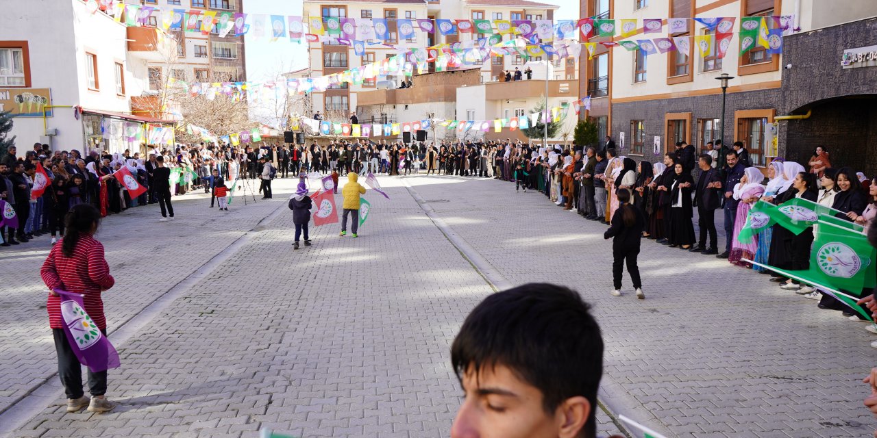 DEM Parti Halaylar ile Seçim Bürosu Açtı