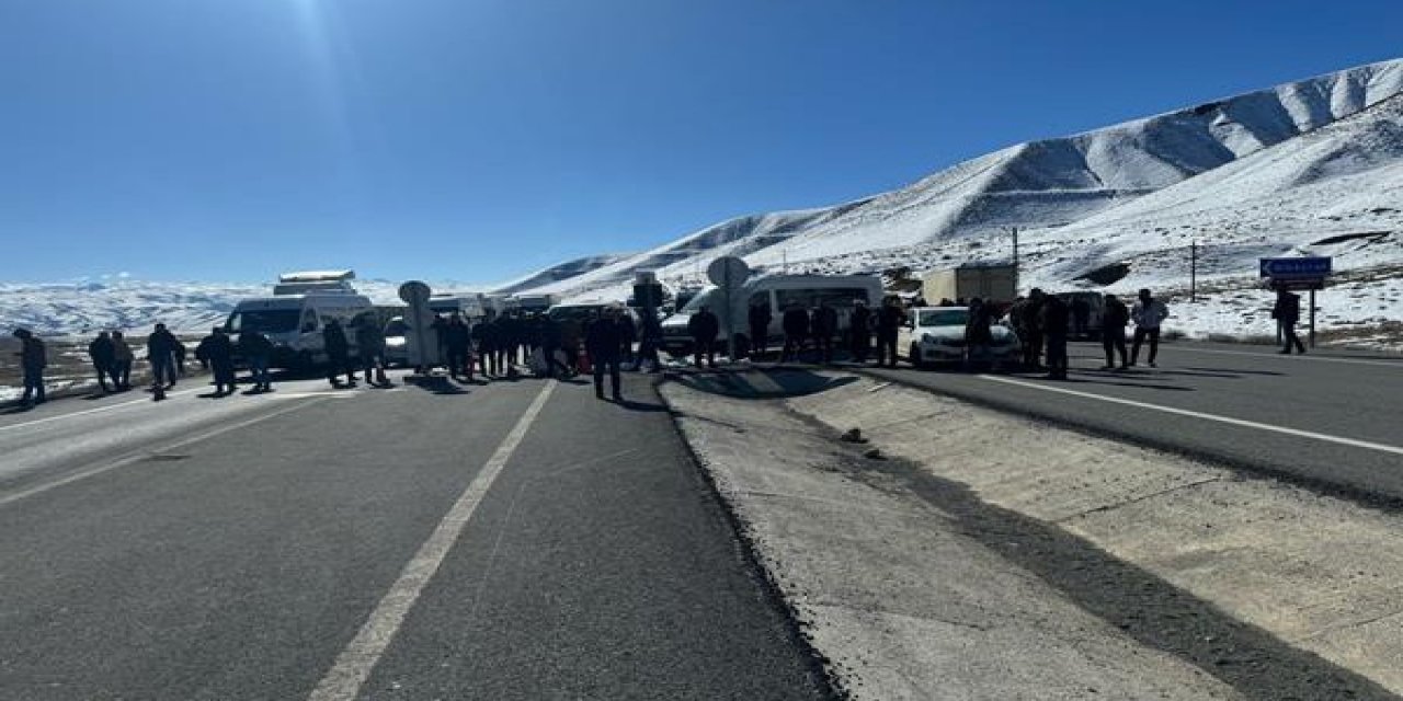 Çığ Nedeniyle Kapatılan Van-Hakkari Kara Yolu Kontrollü Olarak Geçişlere Açıldı