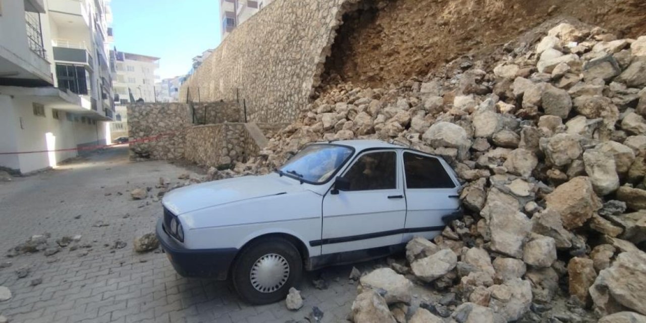 İstinat duvarı otomobillerin üzerine çöktü