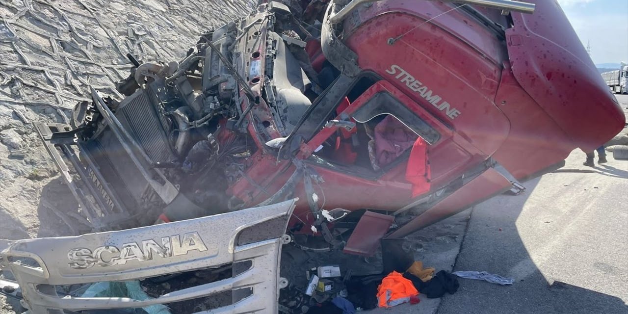 Tırın kamyona çarptığı kazada 1 ölü, 2 yaralı