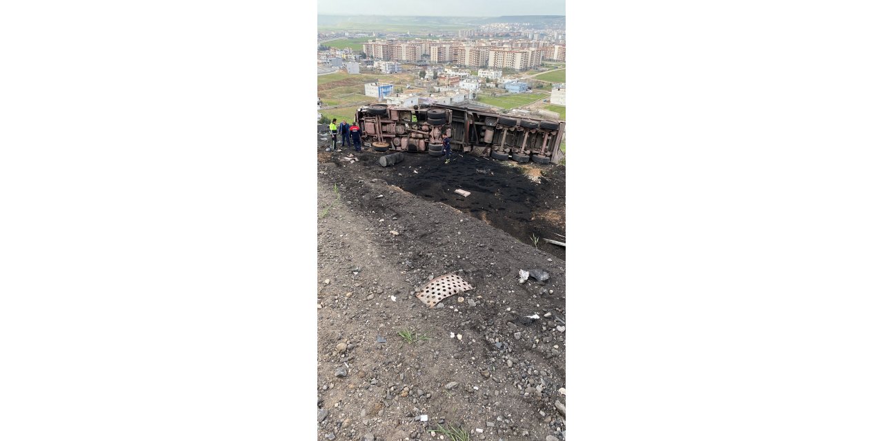 Şırnak'ta Kömür Yüklü Tır Devrildi: Şoför Yaralandı