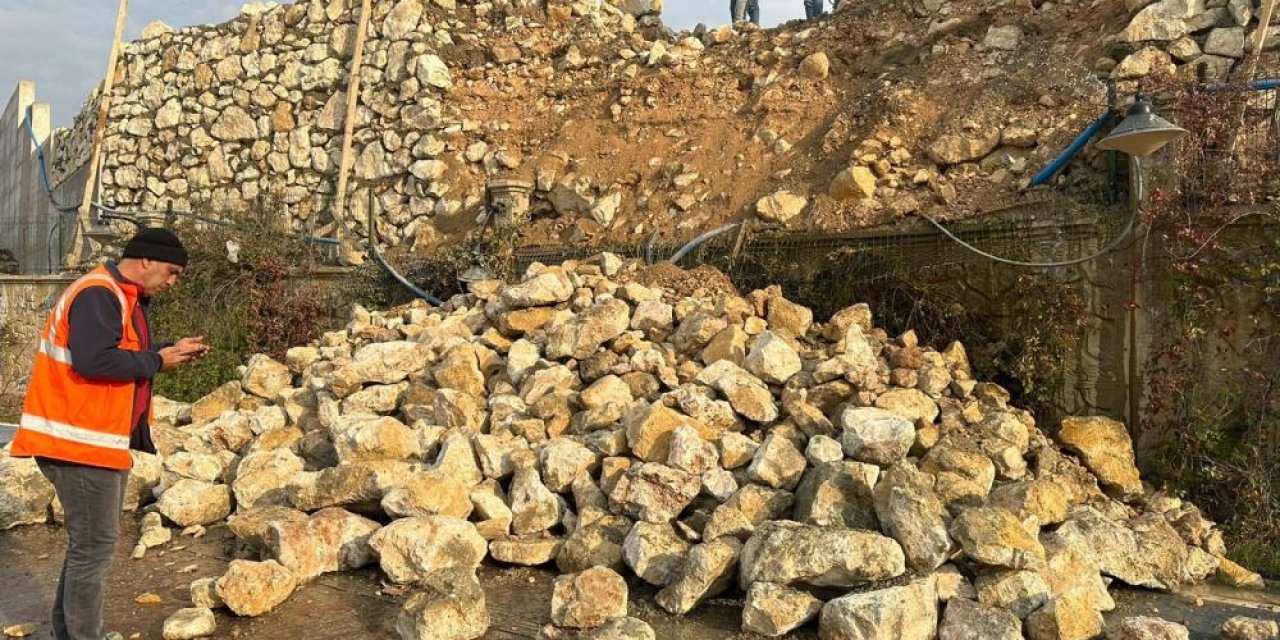 İstinat duvarı yıkıldı: 2 yaralı
