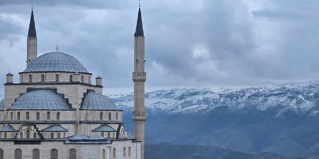 Şırnak'ta dahil 90 bin camide 15 Temmuz şehitleri için sela okundu