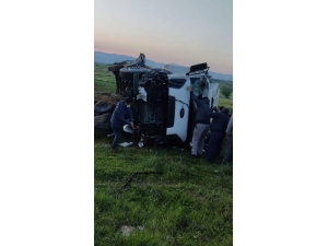 Gaziantep'te devrilen tırın sürücüsü yaralandı