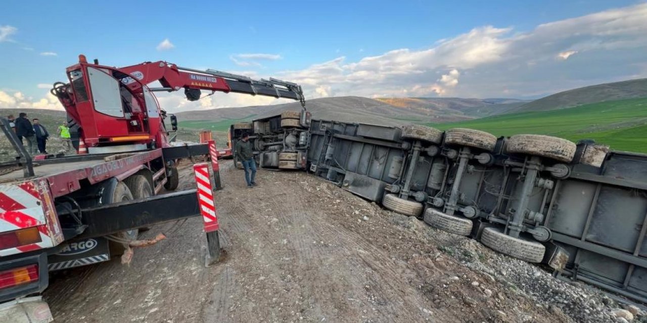 Siirt’te güneş paneli taşıyan tır devrildi: 1 yaralı