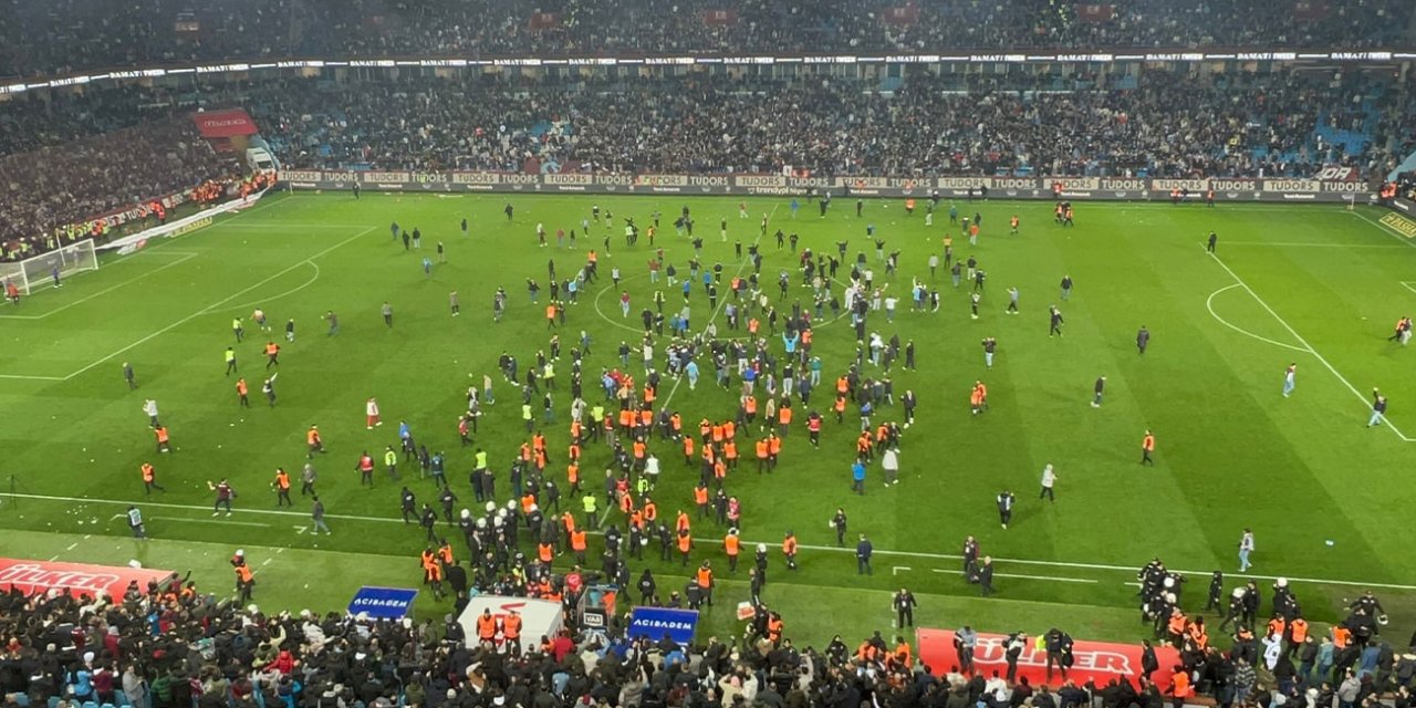 Trabzonspor-Fenerbahçe maçı sonucunda saha karıştı