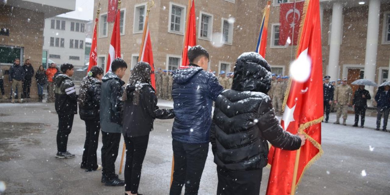 Şırnak'ta Mehmetçik ve Öğrenciler Kar Altında 18 Mart Çanakkale Zaferi Kutlandı