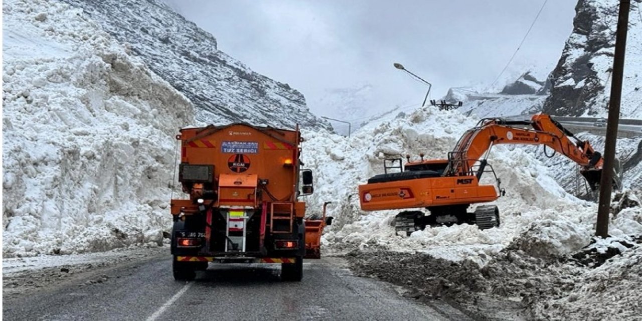 Şırnak-Hakkari Karayoluna Çığ Düştü! Yol Trafiğe Kapandı