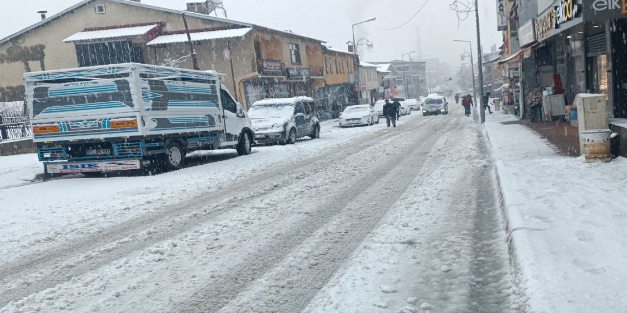 Şırnak'ta Kar Nedeniyle 5 Yerleşim Yerine Ulaşım Sağlanamıyor