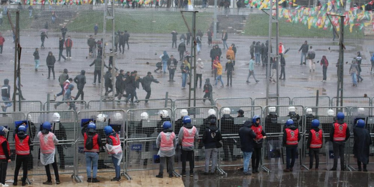 Diyarbakır'da Nevruz kutlamasında 166 kişi gözaltına alındı