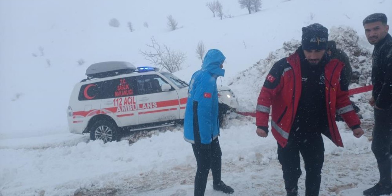 Siirt'te yoğun kar yağışında yolda mahsur kalanlar kurtarıldı