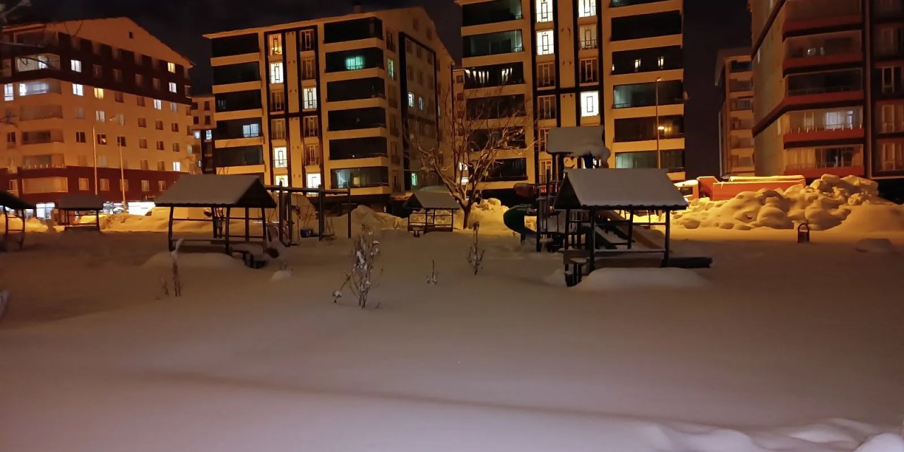 Bitlis’te evler ve araçlar kar altında kaldı, kar kalınlığı 1 metreyi geçti