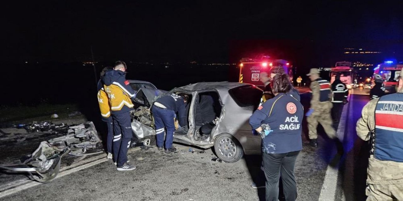 2 Araç Kafa Kafaya Çarpıştı: 2 Kişi Hayatını Kaybetti 6 Kişi Yaralandı
