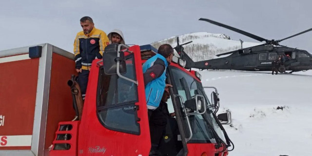 Kar ve tipi nedeniyle mahsur kalan 2 avcı helikopterle kurtarıldı