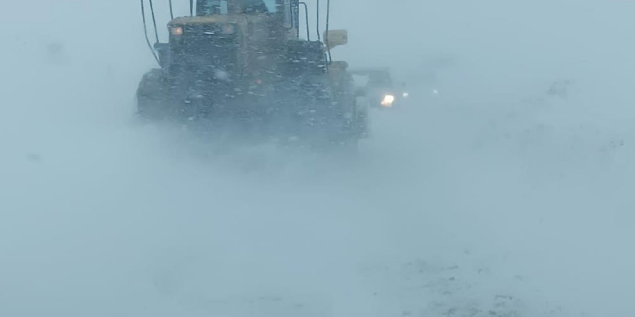 Siirt'te yoğun kar yağışı ve tipinde 8 araç mahsur kaldı