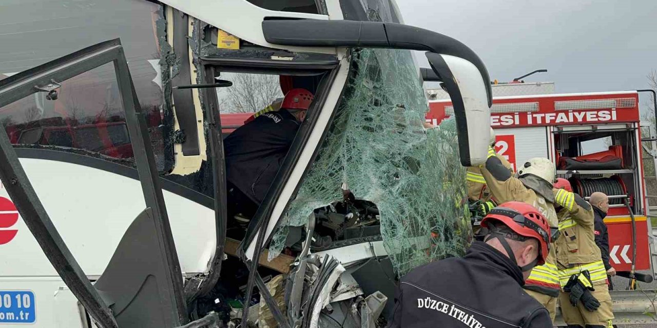 Tırla otobüs çarpıştı: 1’i ağır 15 yaralı
