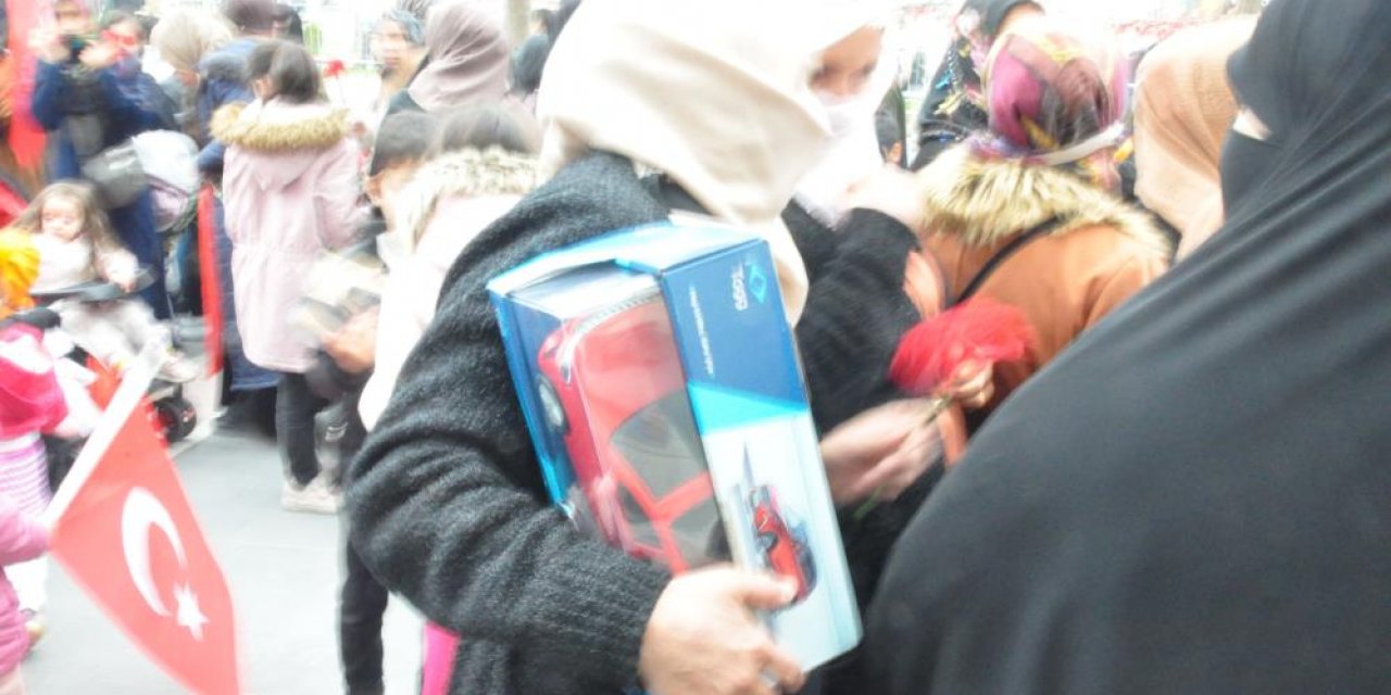 Cumhurbaşkanı Erdoğan Batman’da çocuklara oyuncak Togg dağıttı