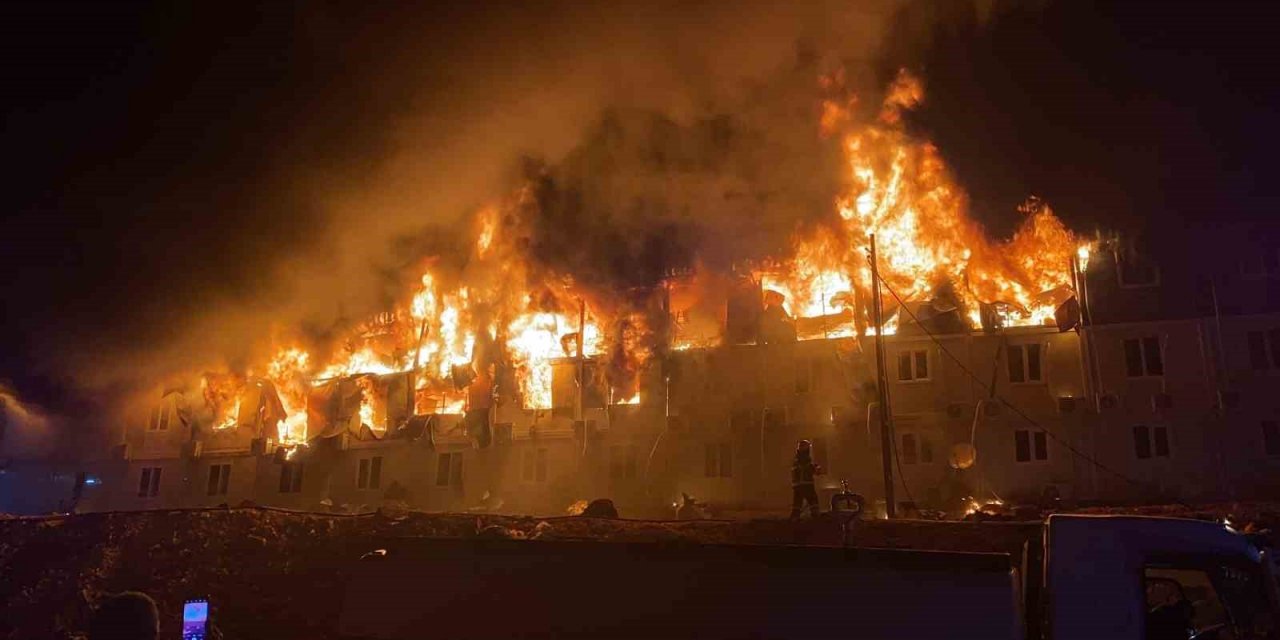 İşçilerin Kaldığı 3 Katlı Konteyner Yatakhane'de Büyük Yangın
