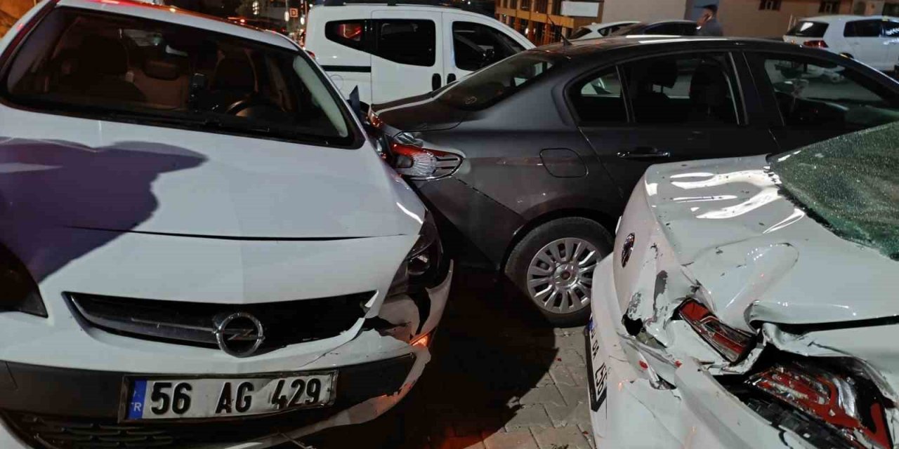 Komşu İlde Mucize Gibi Kaza! 6 Araç Birbirine Çarptı, Yaralanan Olmadı