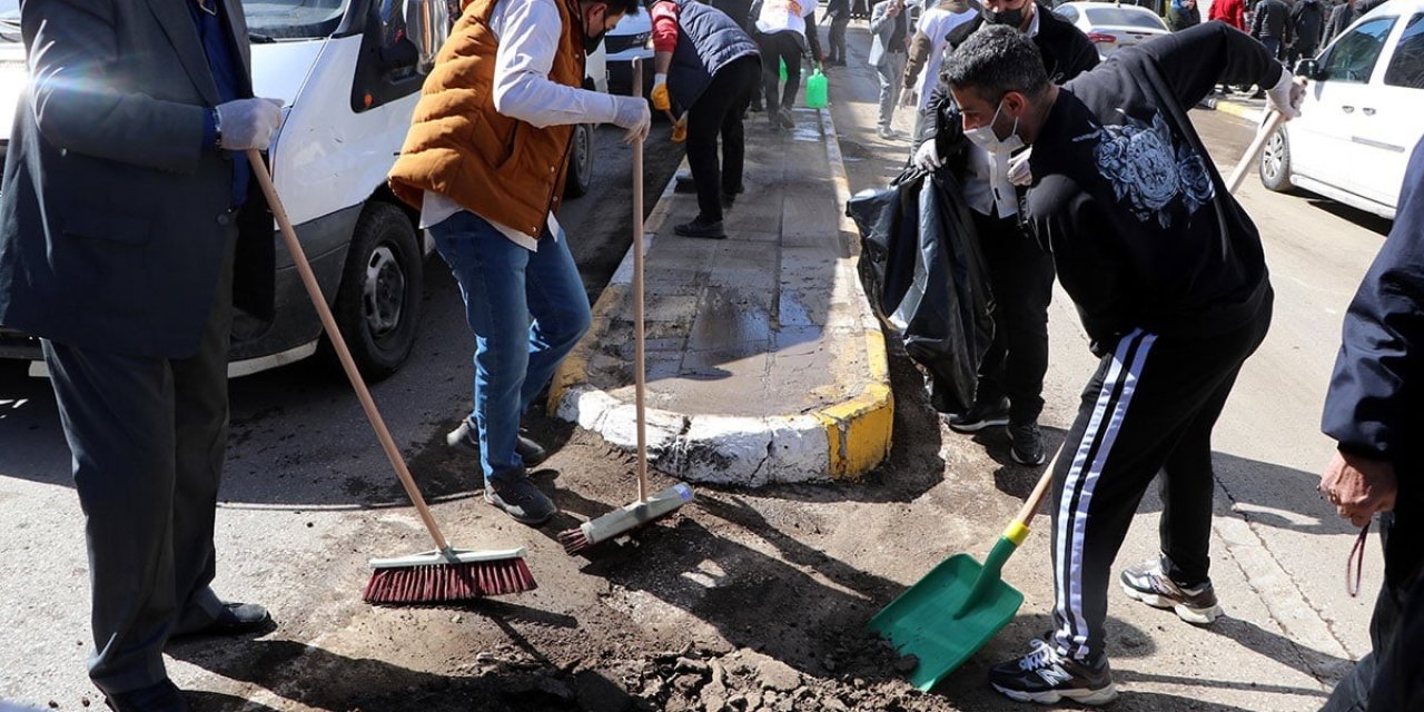 Van'da Vatandaşlar Sokakları Temizledi
