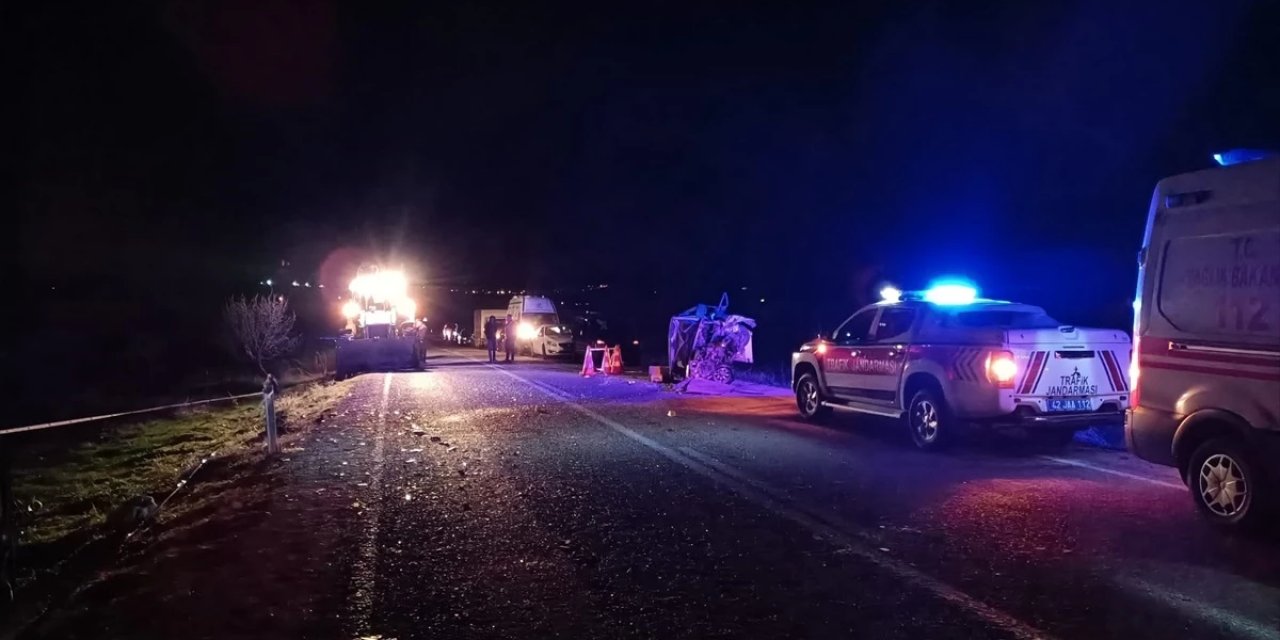 İki aracın çarpıştığı feci kazada 3 kişi hayatını kaybetti