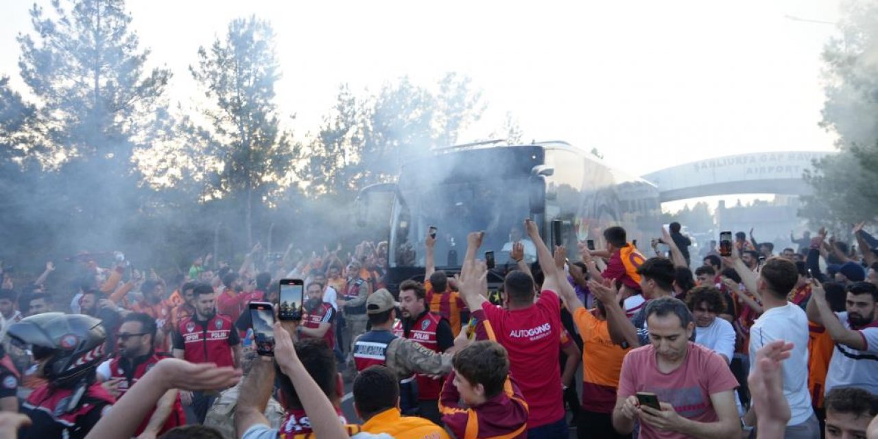 Galatasaray, Şanlıurfa’ya geldi, taraftarlar futbolcuları görmek için birbiri ile yarıştı