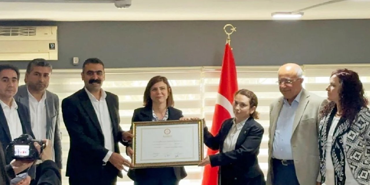 Diyarbakır Büyükşehir Belediye Eş Başkanları Mazbatasını Aldı