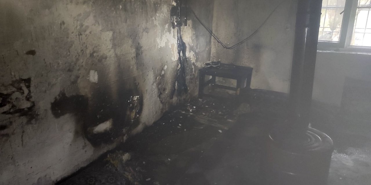 Mardin'de yıldırım isabet eden ev yandı