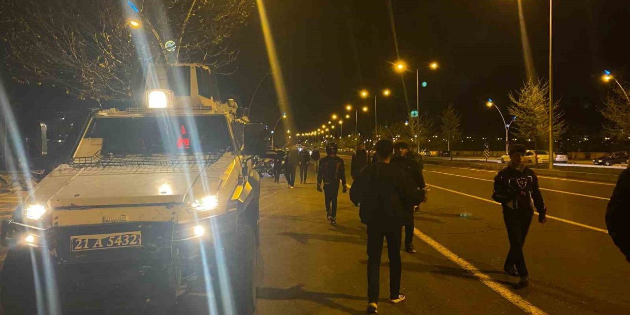 Diyarbakır’da Otomobil Motosiklete Çarptı: 2 Yaralı