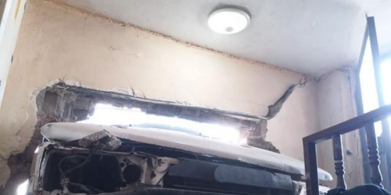 Hakkari'de freni patlayan araç duvarı yıkarak eve girdi