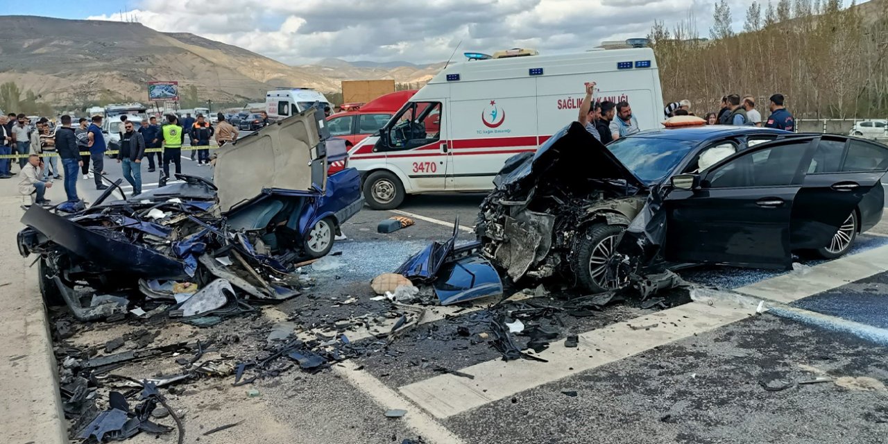 İki aracın çarpıştığı kazada, araçlar paramparça oldu,  3 ölü, 5 yaralı
