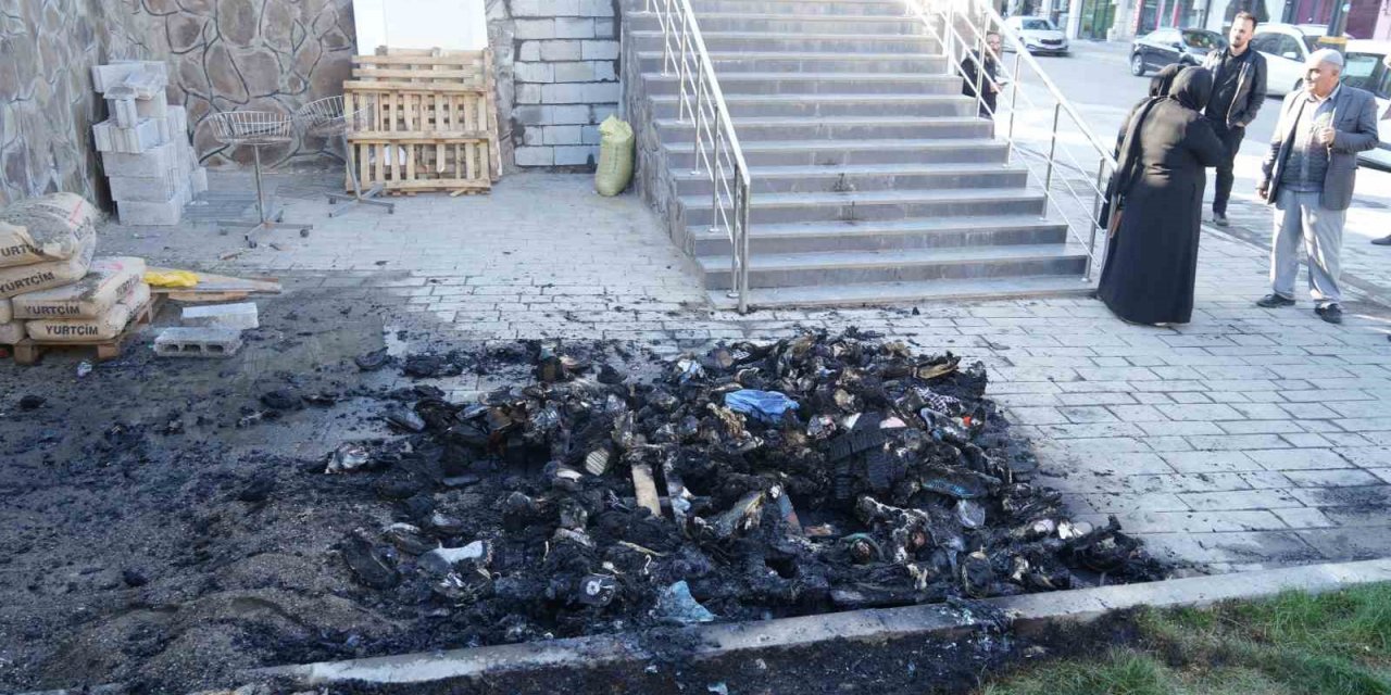 Belediyeye kızarak sinir krizi geçiren kişi 500 çift ayakkabıyı ateşe verdi