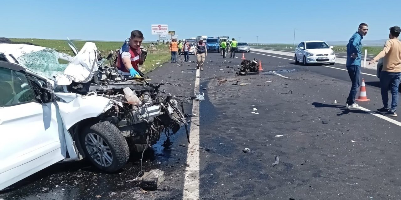 İki aracın çarpıştığı kazada: 2 ölü, 6 yaralı
