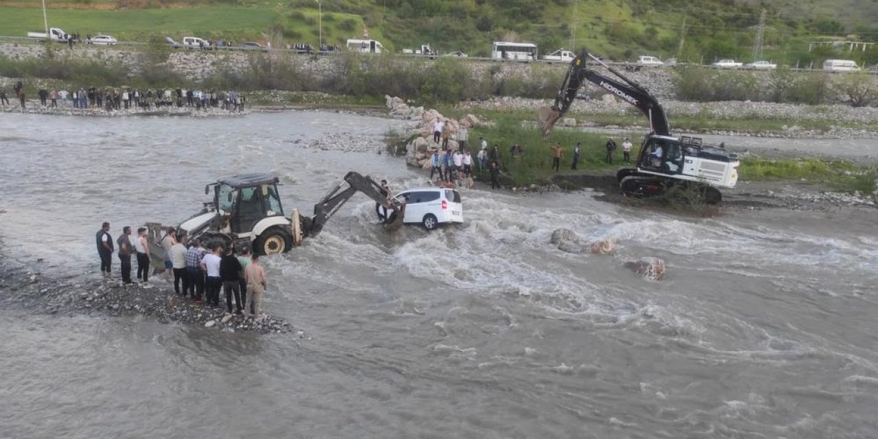 Suya düşen araç asılı halde mahsur kaldı, ekipler seferber oldu