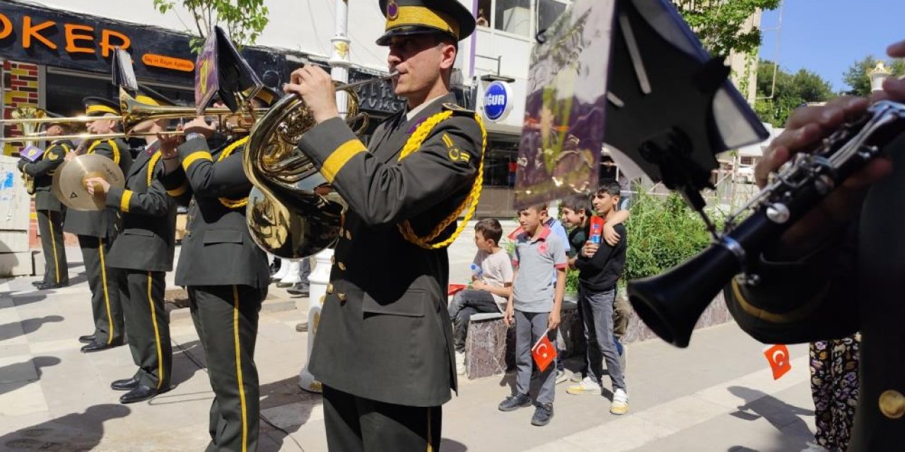 Silopi’de askeri bando halka açık konser verdi