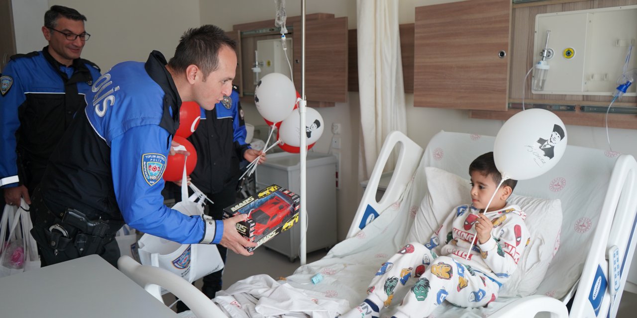 Şırnak'ta Polisler, Hastanedeki Çocuklara 23 Nisan Ziyareti Gerçekleştirdi