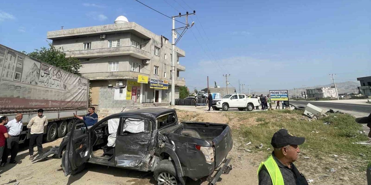 Mardin’de Tır İle Kamyonet Çarpıştı: 3 Yaralı