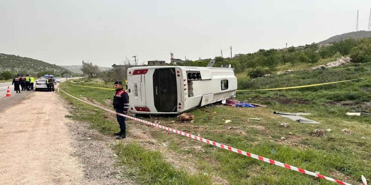 Midibüs devrildi Astsubay çavuş hayatını kaybetti : 17 kişi yaralandı