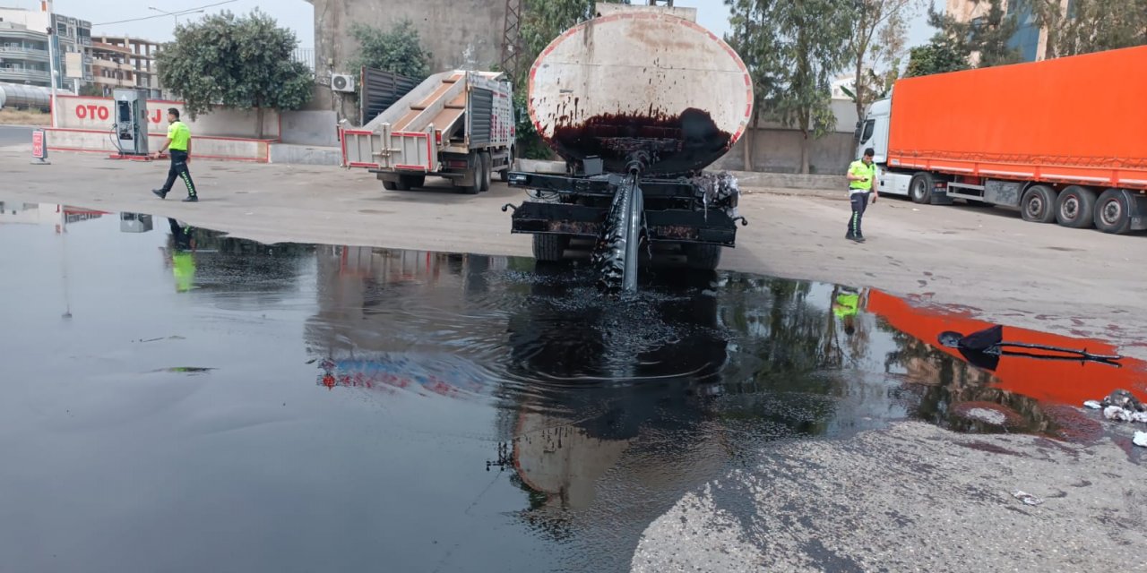 Mardin-Şırnak karayolunda kaza sonucu tanker dolu akaryakıt yola döküldü