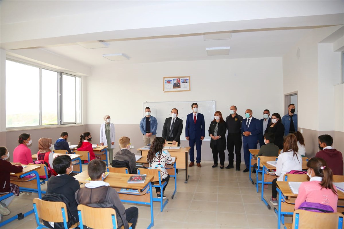 Vali Pehlivan, Şehit Binbaşı Ercüment Türkmen İmam Hatip Ortaokulunu Ziyaret Etti