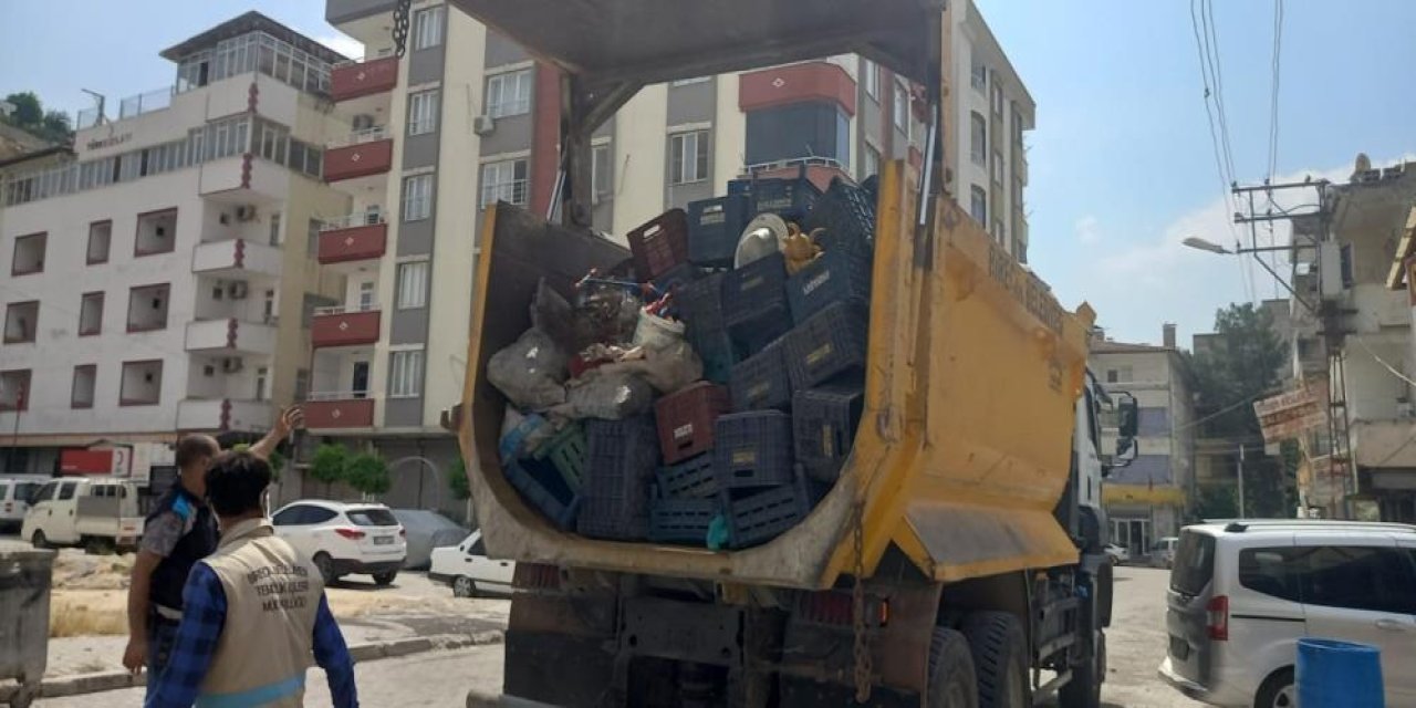 Yalnız yaşayan kadının evinden 3 kamyon çöp çıktı