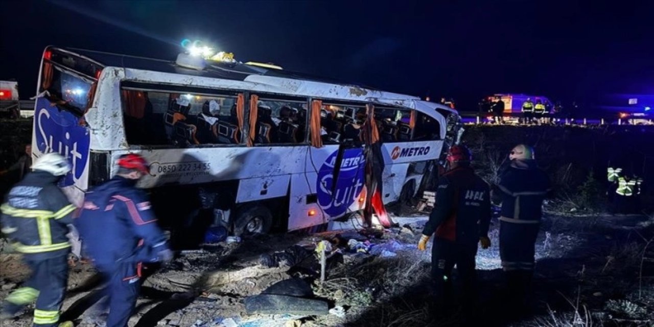 Yolcu otobüsü devrildi; 2 kişi öldü, 34 kişi yaralandı