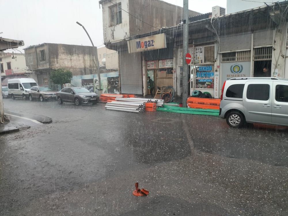 Meteorolojinin uyarıda bulunduğu Cizre’de sokaklar göle döndü
