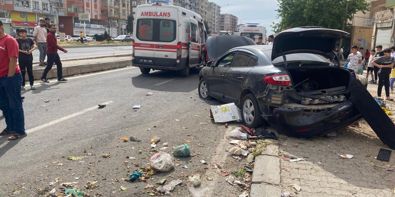 Mardin'de çöp konteynırına çarpan araçta 4 kişi yaralandı