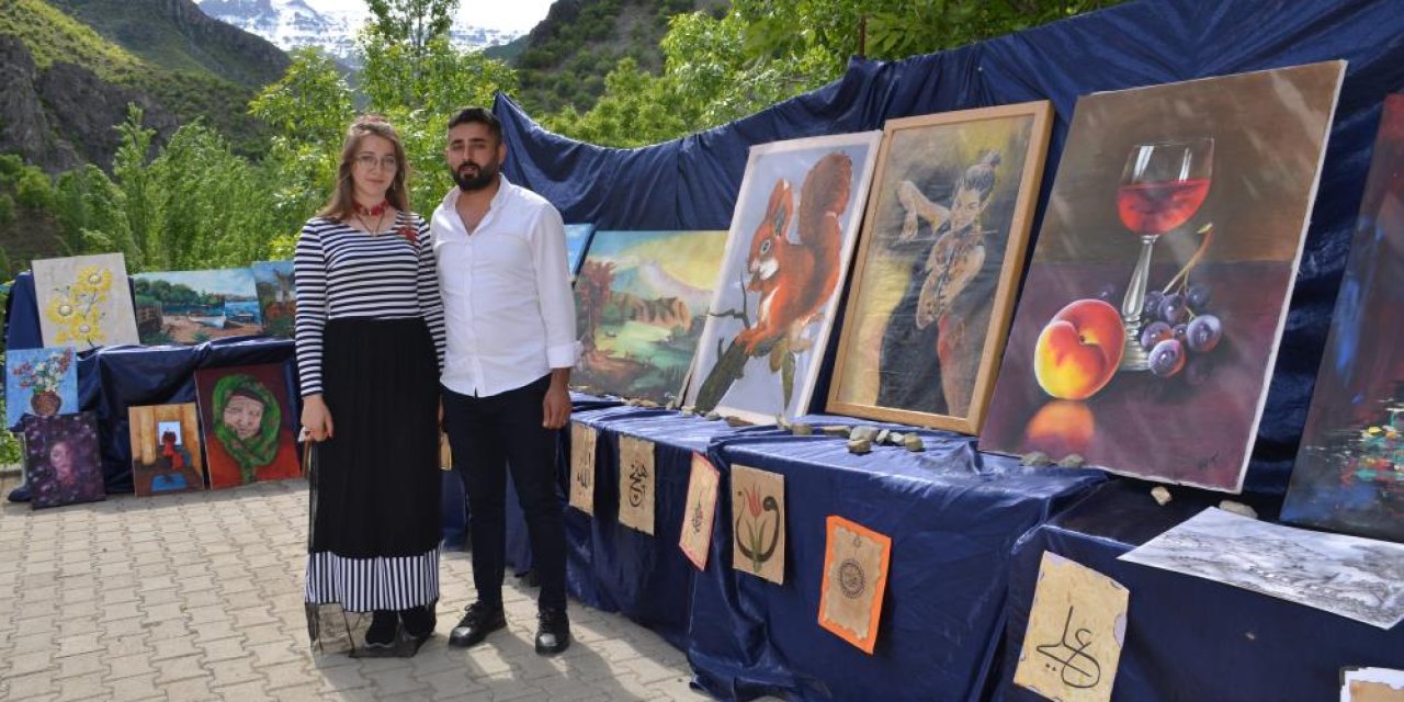 Şırnaklı Ressam çift resimlerini köy meydanında sergiledi
